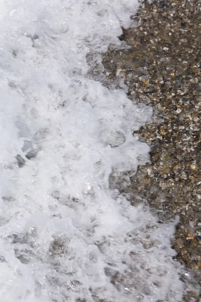 Морська Піна Покриває Прибережні Камені Крупним Планом — стокове фото