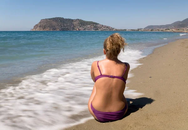 Одинокая Женщина Сидит Пляже Аланье Второй Половине Дня Длительное Воздействие — стоковое фото