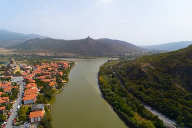 Eski manastır Svetitskhoveli Mtsheta şehir içinde. Hava fotoğrafçılığı.
