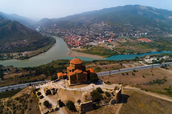 Kutsal Manastırı Georgia'da çapraz. Hava fotoğrafçılığı.
