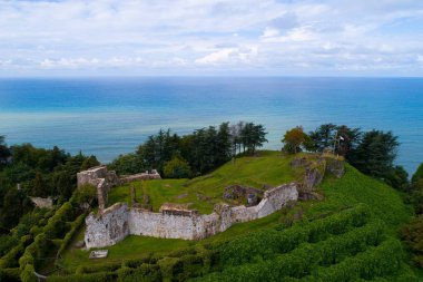 Peter Tsihisdziri Gürcistan'ın Kalesi. Yıkık kilisenin içinde ritüel bir hizmet var. Hava fotoğrafçılığı.