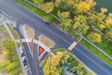 Belediye hizmetleri tarafından temizlendi yolda bir görünümü yukarıdaki. Hava fotoğrafçılığı.