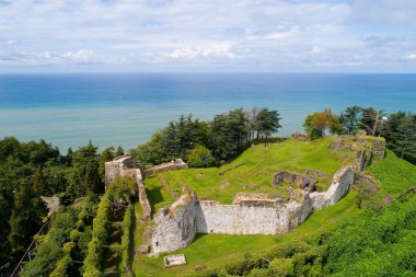 Peter Tsihisdziri Gürcistan'ın Kalesi. Yıkık kilisenin içinde ritüel bir hizmet var. Hava fotoğrafçılığı