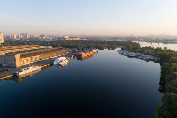 Moskova Nehri üzerinde iskelelerde, motor gemi hazır. Güneş doğarken.
