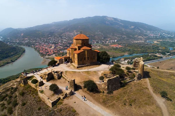 Kutsal Manastırı Georgia'da çapraz. Hava fotoğrafçılığı.