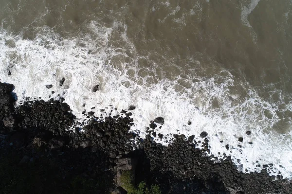 海浪和石岸边从上面拍照 空中摄影 — 图库照片