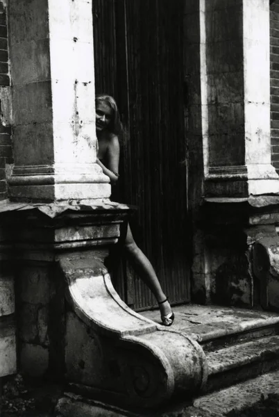 Πανέμορφο Λεπτό Κορίτσι Κρυφοκοιτάζει Έξω Από Πίσω Από Μια Στήλη — Φωτογραφία Αρχείου