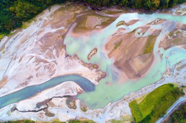Gürcistan'daki Adjaristskali Nehri'nin üstten görünüm. Hava fotoğrafçılığı.