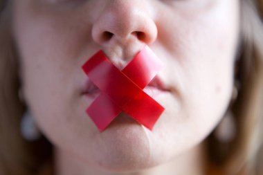 Kız ağzını bantla kilitlendi.