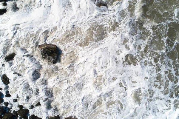 黑海岩石海岸的泡沫波浪 航空摄影 — 图库照片