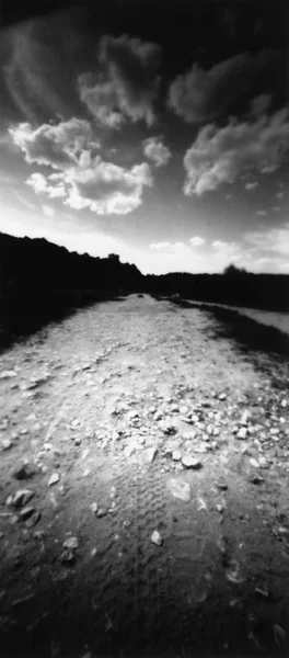 田舎の道の車輪を追跡します イメージには 砂やその他のアナログ写真のアーティファクトが含まれています — ストック写真