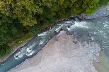 En iyi görünüm güzel dağ nehri. Hava fotoğrafçılığı.