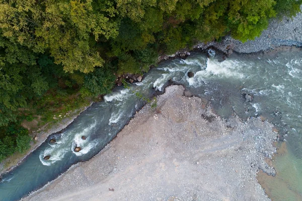 En iyi görünüm güzel dağ nehri. Hava fotoğrafçılığı.