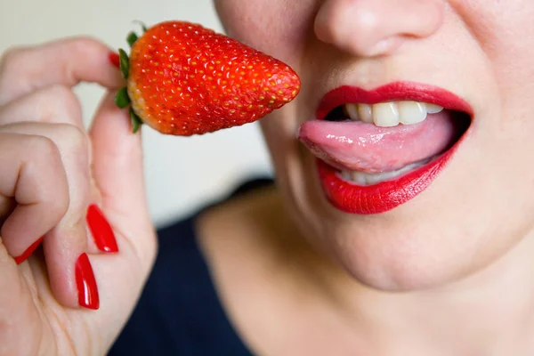 Das Mädchen Leckt Die Erdbeere Sexuell Mit Der Zunge Nahaufnahme — Stockfoto