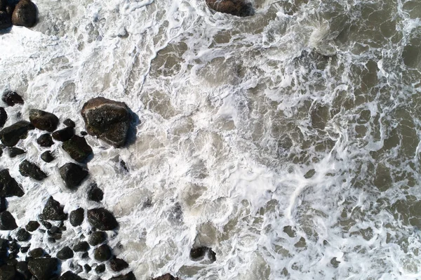 黑海岩石海岸的泡沫波浪 航空摄影 — 图库照片