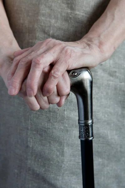 Руки Пожилой Женщины Тростью Крупный План — стоковое фото