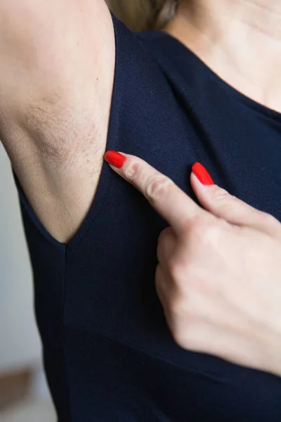 Weiblicher Finger Zeigt Unrasierte Achselhöhle Körperpflege — Stockfoto