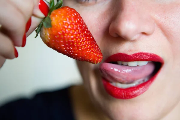 Das Mädchen Leckt Die Erdbeere Sexuell Mit Der Zunge Nahaufnahme — Stockfoto