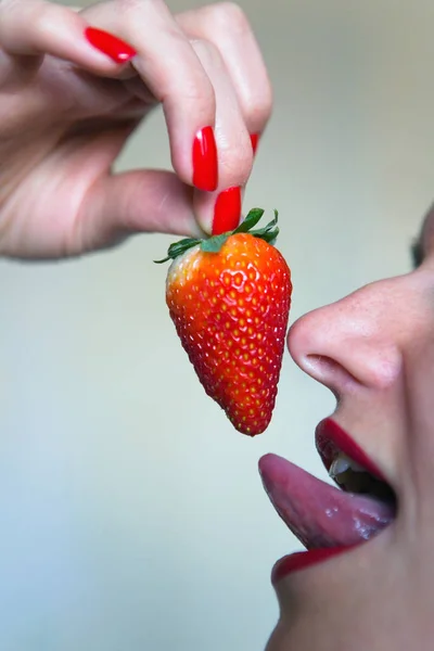 Das Mädchen Leckt Die Erdbeere Sexuell Mit Der Zunge Nahaufnahme — Stockfoto