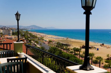 Üstten görünüm yolun Alanya sahil gider. Türkiye.