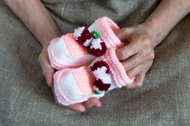 Patik yaşlı bir kadın elinde. Yakın çekim.