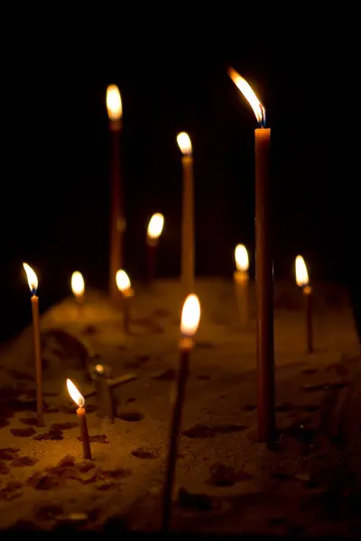 Viele Kerzen Brennen Dunkeln Stillleben — Stockfoto