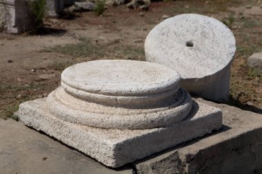 Yan ın İskenderun ilçesinde antik kalıntılar. Mimari.