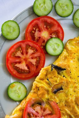 Omlet mantar ve sebze plakadır. Gıda.