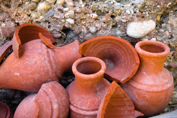 美しい土器水差しとその断片 トルコ — ストック写真