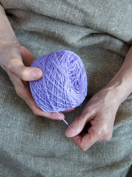 Ball Yarn Hands Elderly Woman Close — Stock Photo, Image