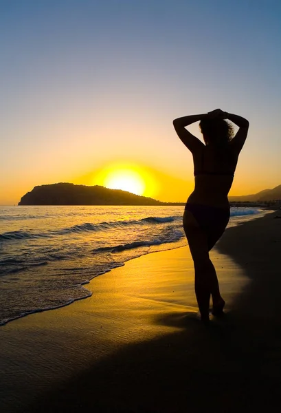 Silhouette Einer Schlanken Frau Meeresufer Vor Dem Hintergrund Des Sonnenuntergangs — Stockfoto
