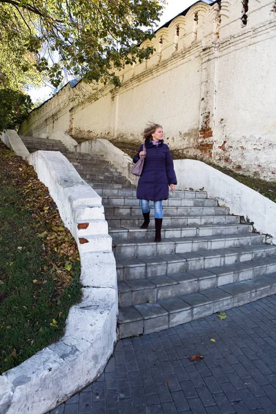 Una Bella Giovane Donna Sta Scendendo Scale Vicino Muro Della — Foto Stock