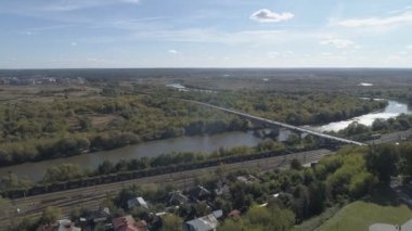 Vladimir şehir Klyazma Nehri üzerinde köprü. Hava video çekim.