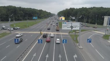 Çok şeritli trafik ile kesiştiği yeşil trafik ışığı yanıp söner. Yolun yukarıda hava video.