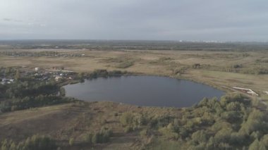 Göl Yakushinsky uzak uç. Rus Vladimir Bölgesi manzarada.