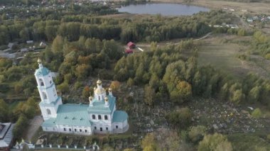 Uçuş Borisogleb köyü yakınlarında Kazan kilise üzerinde. Hava video Vladimir bölgede çekim.