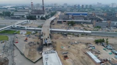 Eski fabrika bölgesinde binalarının ve yol inşası. Hava video çekim.