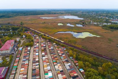 Çok eski araba garajları metal. Yukarıdan görüntülemek.