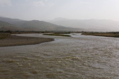 Nehir ve dağ kara sevdanın acele akışı. Manzara