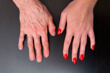 Genç ve yaşlı kadınların elinde. Yakın çekim.