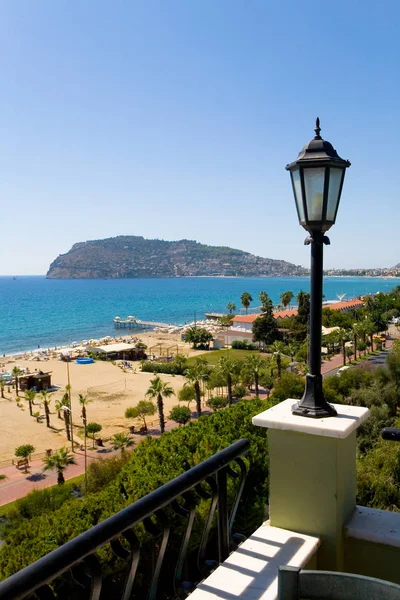 在阿拉尼亚海岸海滩的背景上的灯笼 土耳其 — 图库照片