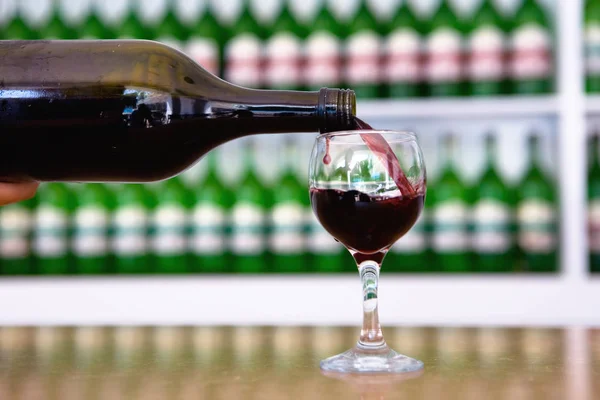 Bouteille Vin Est Versé Dans Verre Mode Vie — Photo