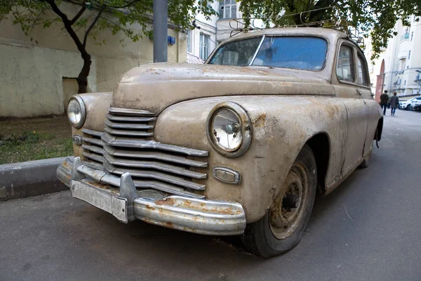 壊れたヘッドライトを古いさびた車 ソビエト車 — ストック写真