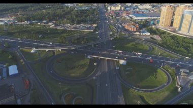 Moskova Çevre yoluna ve otoyola meraklıları kesişimindeki yol kavşağı. Hava video çekim.