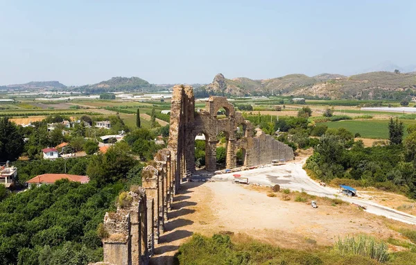Eski bir su kemeri kalıntıları Aspendos kasaba yakınlarında. Türkiye.
