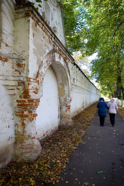 Vladimir Rússia Setembro 2018 Duas Mulheres Caminham Longo Parede Mosteiro — Fotografia de Stock