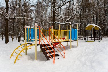 Bahçesi kış parkta karla kaplı. Rusya.