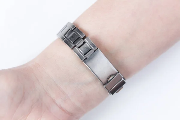 Metall armband på kvinnliga handleden. — Stockfoto