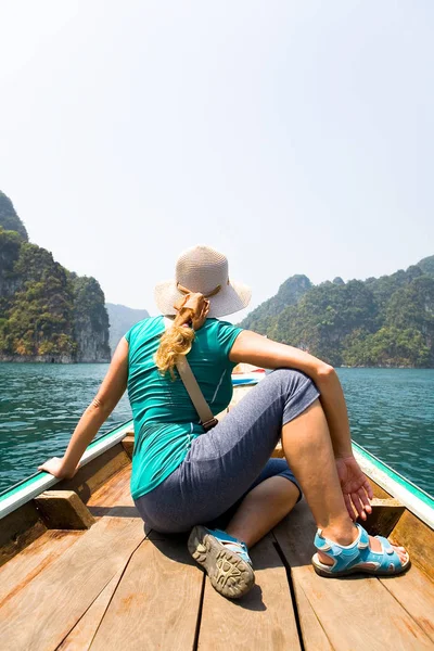 Reisendes Mädchen blickt auf die exotische Insel, während es im Boot sitzt — Stockfoto