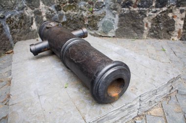 Eski bir top döküm gövde Gon Kalesi'nin yanında yatıyor